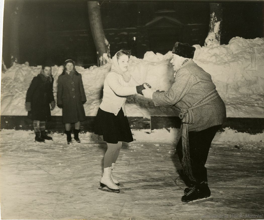 1945?-Camillien Houde patinant avec une jeune fille