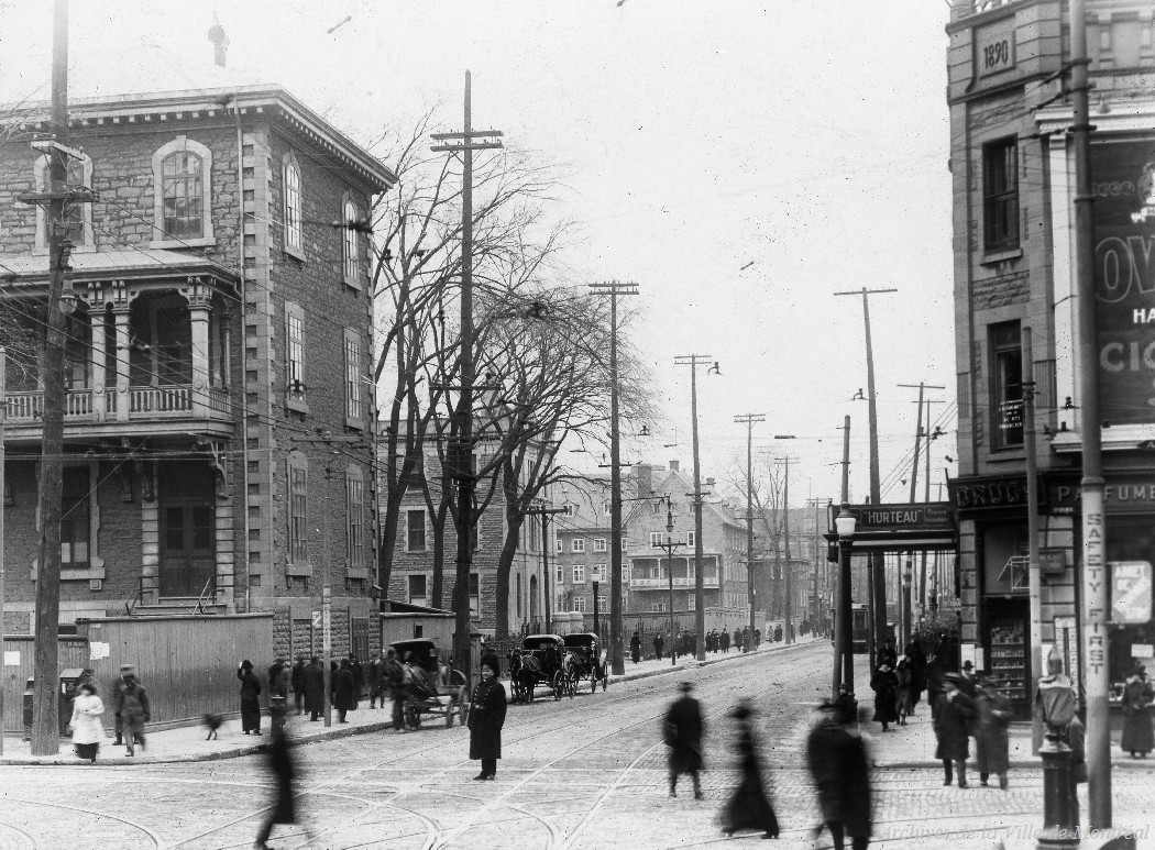 1910?-Photographie de la rue Sainte-Catherine, vers l'est, prise à l'intersection de la rue Saint-Denis.