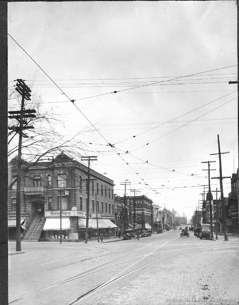 1920?-Photographie de l'avenue du Parc au coin du boulevard Laurier. À gauche, au coin de la rue, on voit le magasin à rayons «Carsley's».