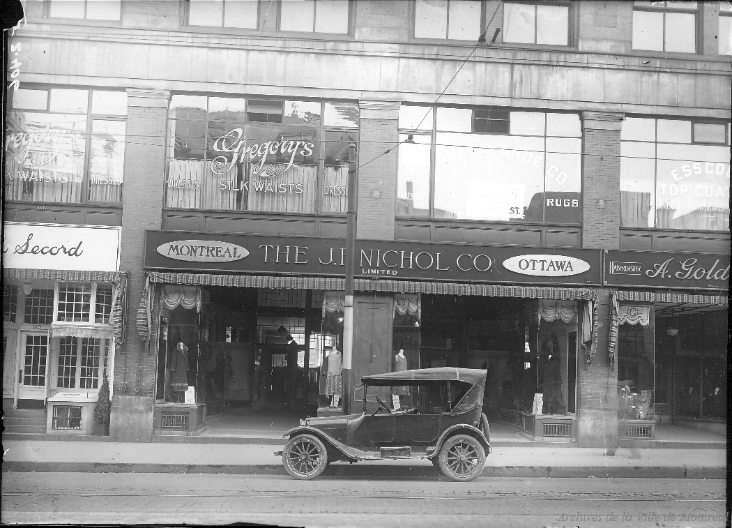 1920?-Photographie du magasin de vêtements pour femmes J.F.Nichol Co. (236 rue Sainte-Catherine Ouest)