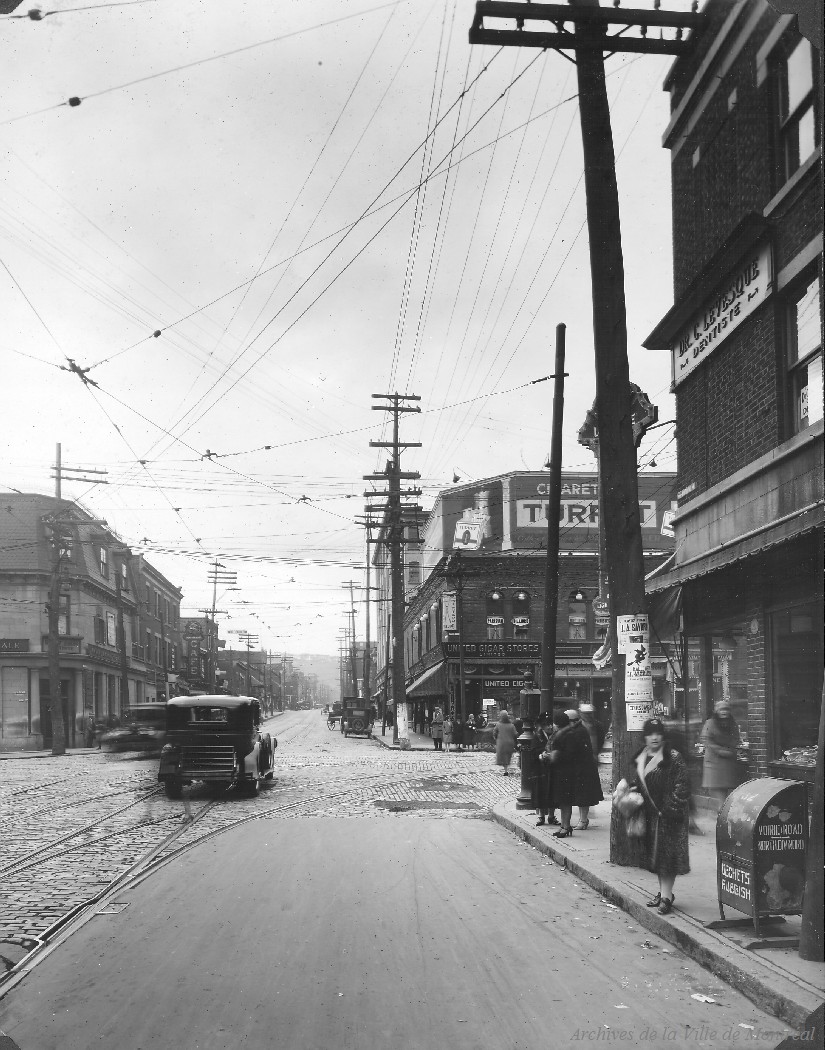 1920-Photographie prise au coin de l'avenue du Mont-Royal et de la rue Saint-Denis avant l'enfouissement des fils électriques.