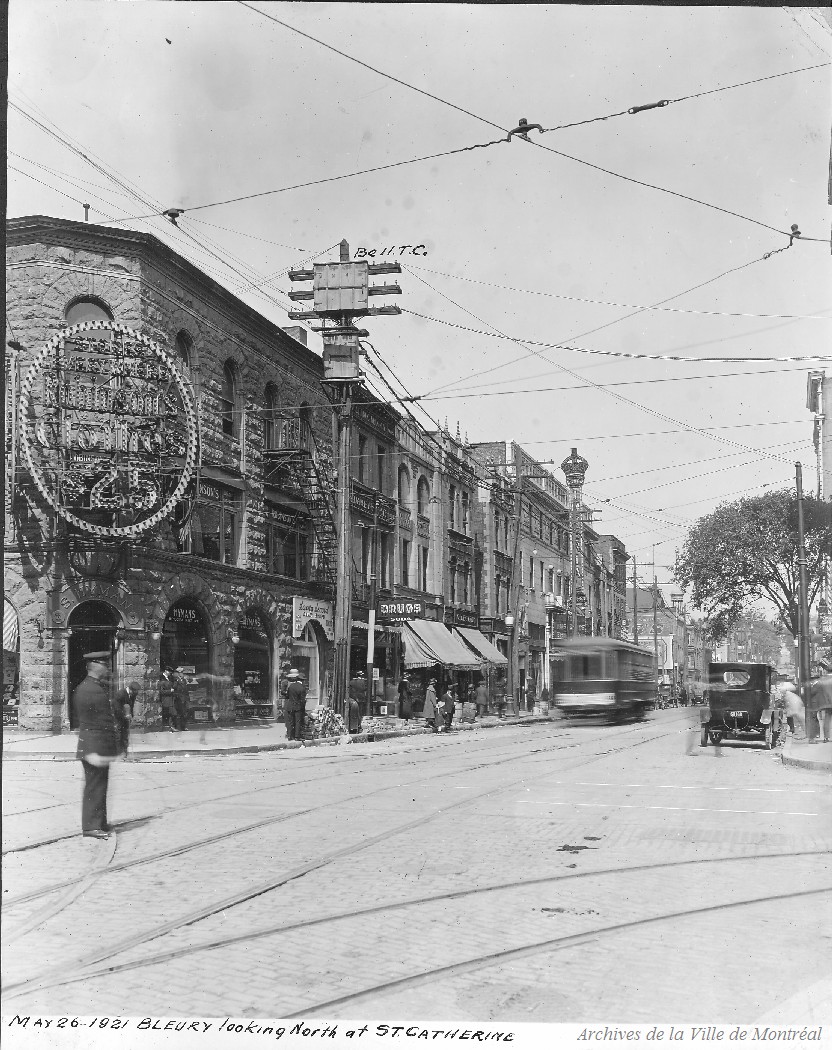 1921-Photographie de la rue de Bleury vers le nord, au coin de la rue Sainte-Catherine.
