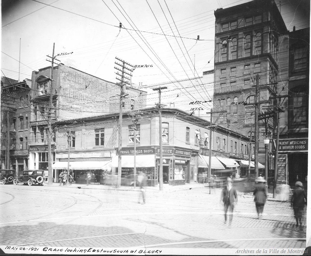 1921-Photographie prise au coin des rues Craig (aujourd'hui la rue Saint-Antoine) et de Bleury
