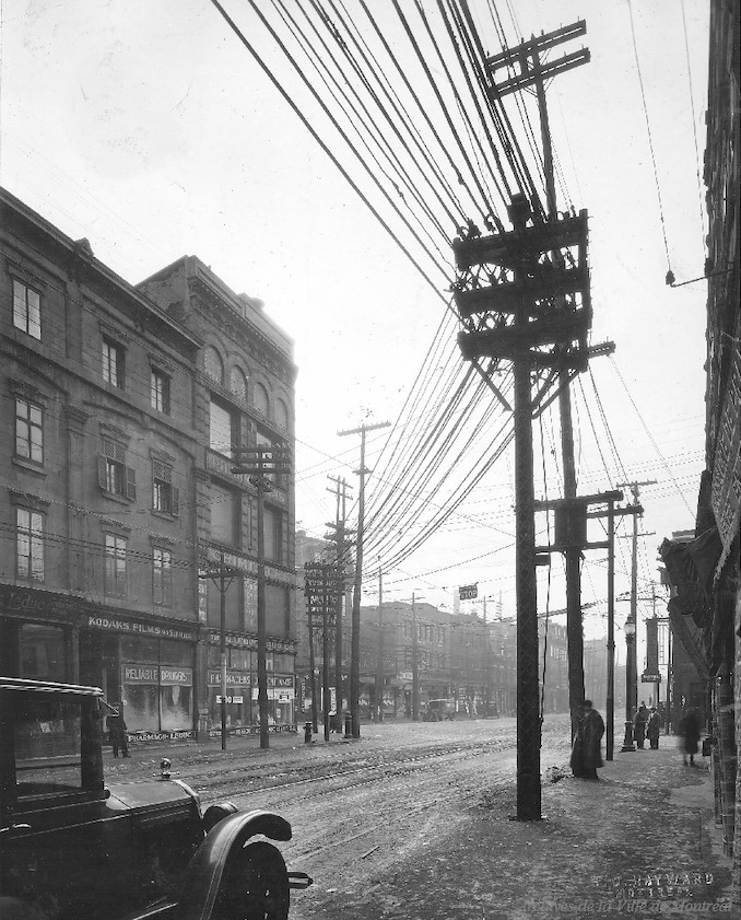 1927-Photographie de la rue Notre-Dame, prise en direction ouest vers la rue de l'Inspecteur, avant l'enfouissement des fils électriques.