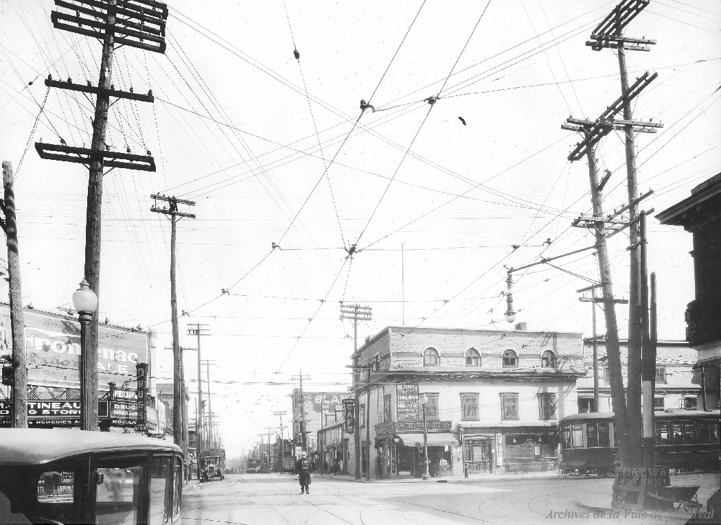 1928-Photographie de l'avenue du Mont-Royal et au coin du boulevard Saint-Laurent vers l'est.