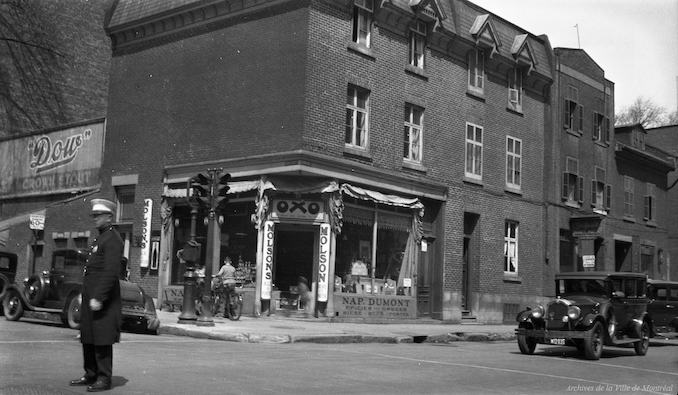 1930?-Photographie prise au coin nord-est de l'intersection des rues Burnside (boulevard De Maisonneuve) et University.
