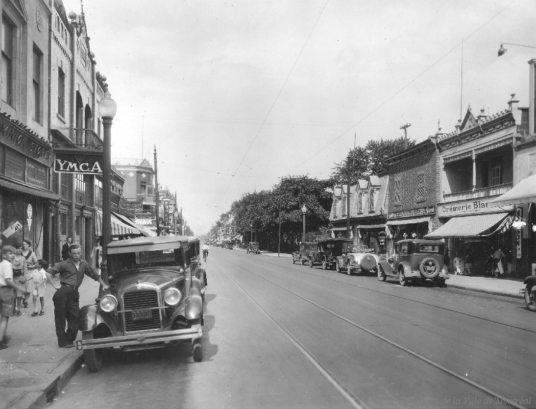 1930-Photographie prise sur l'avenue du Mont-Royal en direction est, à l'est de l'avenue Papineau, après l'enfouissement des fils électriques.