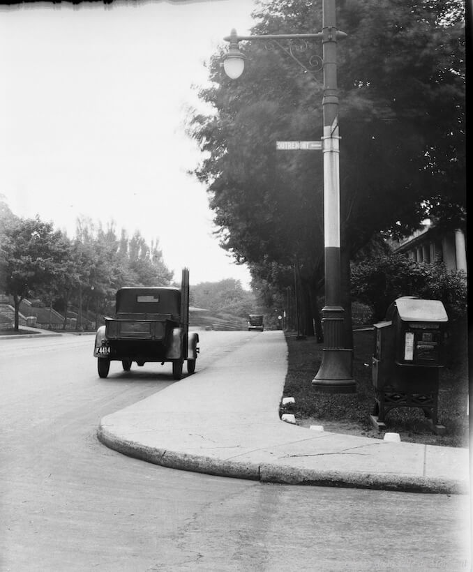 1930--Poteau de lampadaire et de ligne de tramway à l'intersection de l'avenue Outremont et du chemin de la Côte-Sainte-Catherine