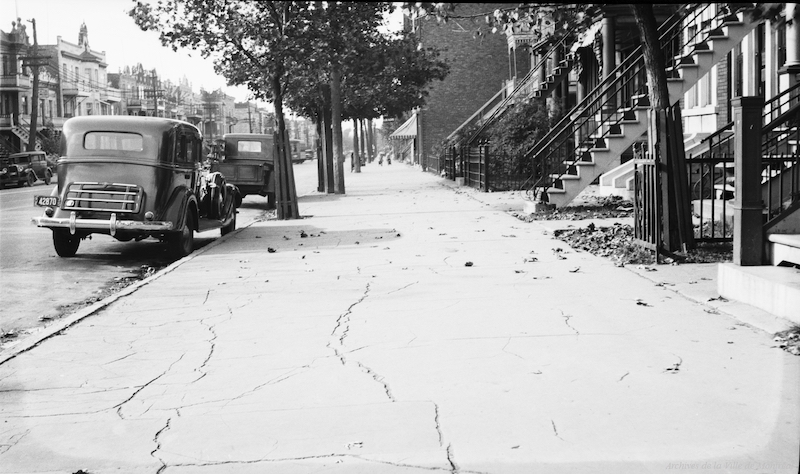 1935-Trottoir fissuré sur la rue Saint-Denis, entre les rues Beaubien Est et Saint-Zotique Est, vers le nord