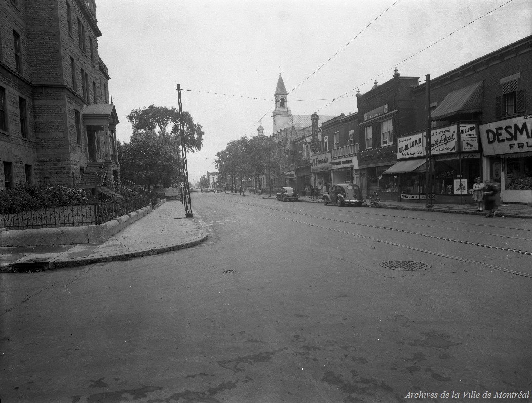 1943-Dossier portant sur une photographie de l'avenue du Mont-Royal, vue vers l'est, à partir de l'intersection de la rue Rivard.