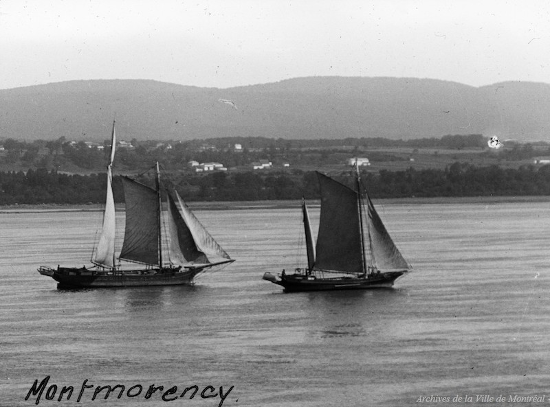 1900?-Photographie de deux voiliers naviguant sur le fleuve Saint-Laurent en face de Montmorency.