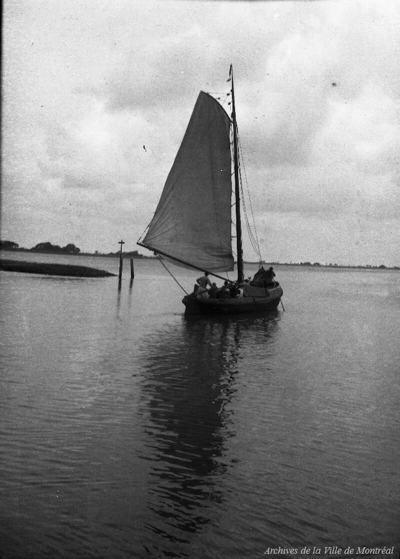 1907-La photographie montre un bateau de pêcheurs