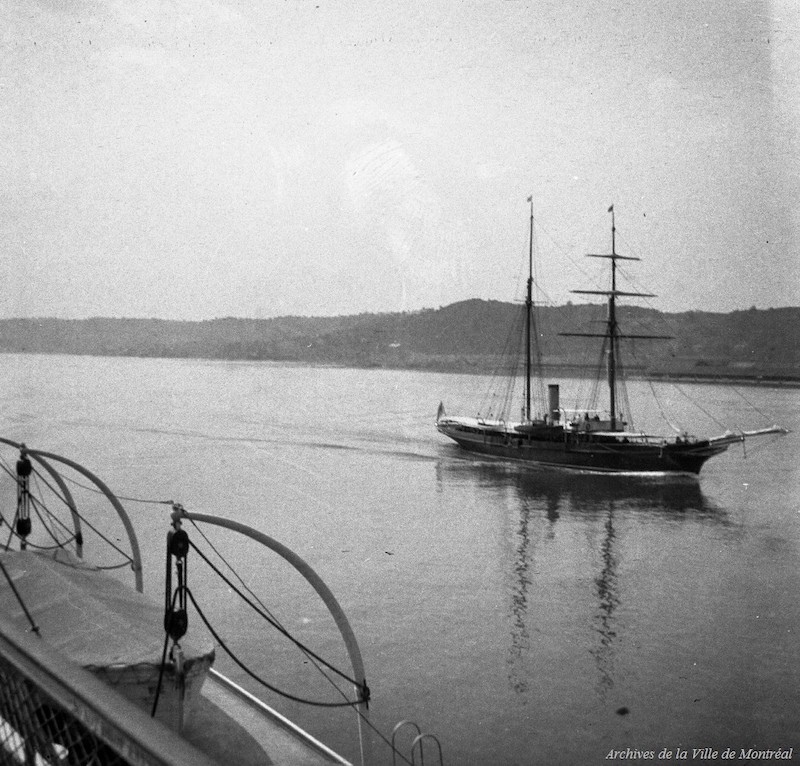 1915-Photographie montrant un bateau naviguant sur le fleuve