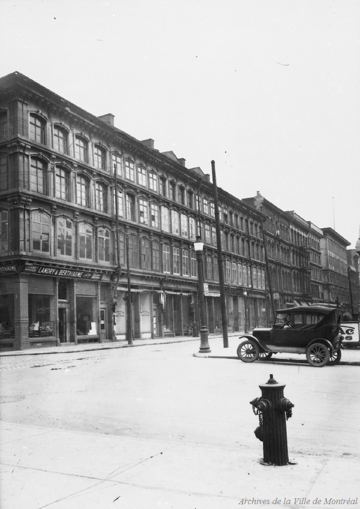 1920?-Rue Notre-Dame Est angle Saint-Laurent vers l'est