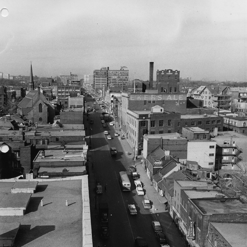 1957-Vue vers le Nord (1) depuis le toit de l'immeuble situé au coin Sud-Ouest de la rue Ontario et du boulevard Saint-Laurent.