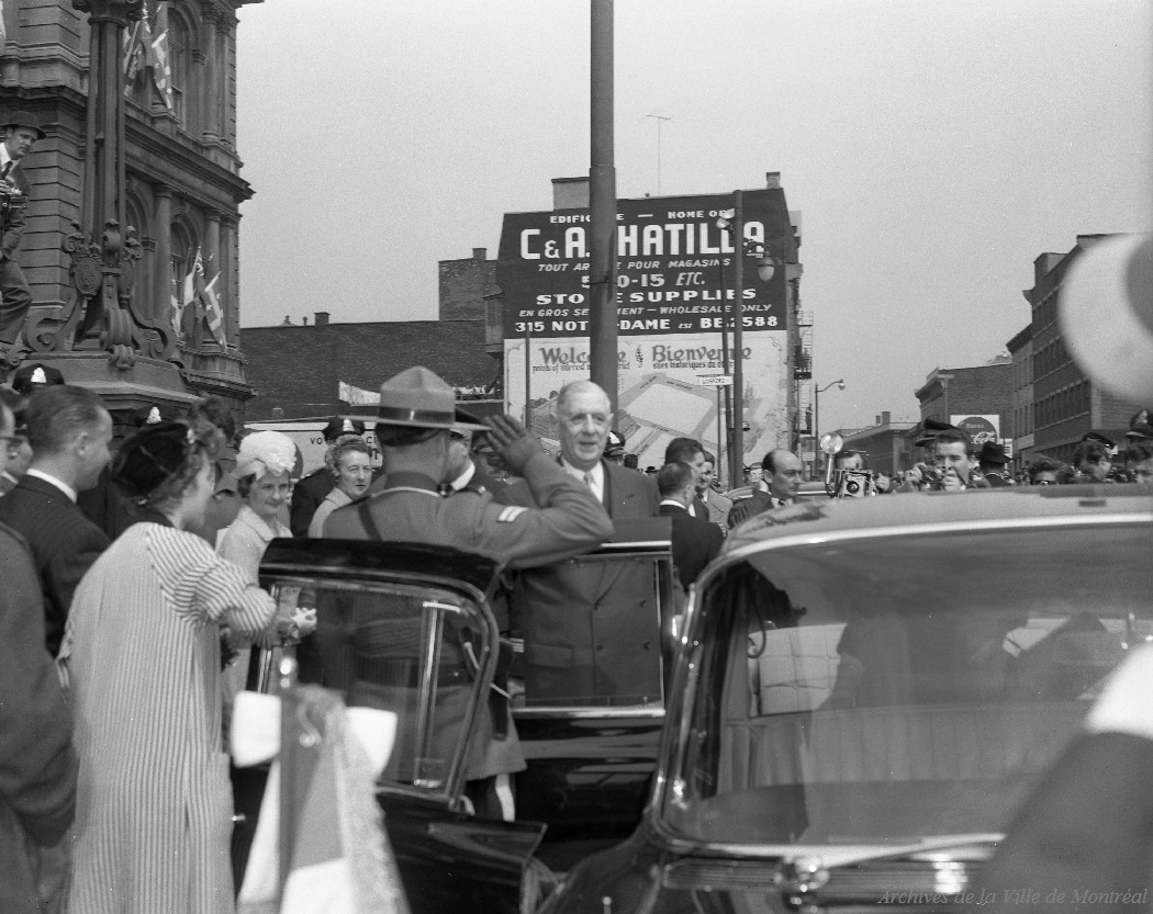 1960-Arrivée devant l'hôtel de ville : Rhéal Benny