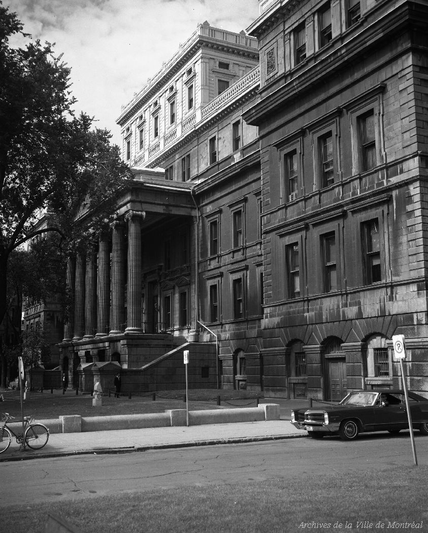 1966-Vieux Palais de justice, situé sur la rue Notre-Dame est