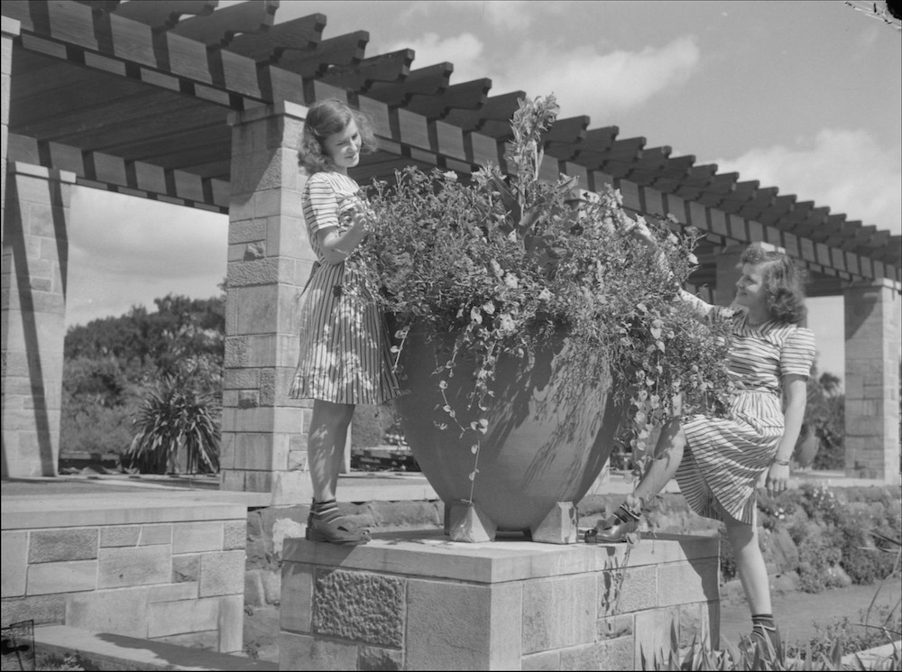1946 - Helene & Jacqueline St. Jean au Jardin Botanique