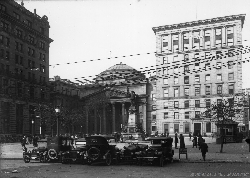 1920 - Photographie de la Place d'Armes. On y voit le monument Maisonneuve de même que le siège social de la Banque de Montréal.