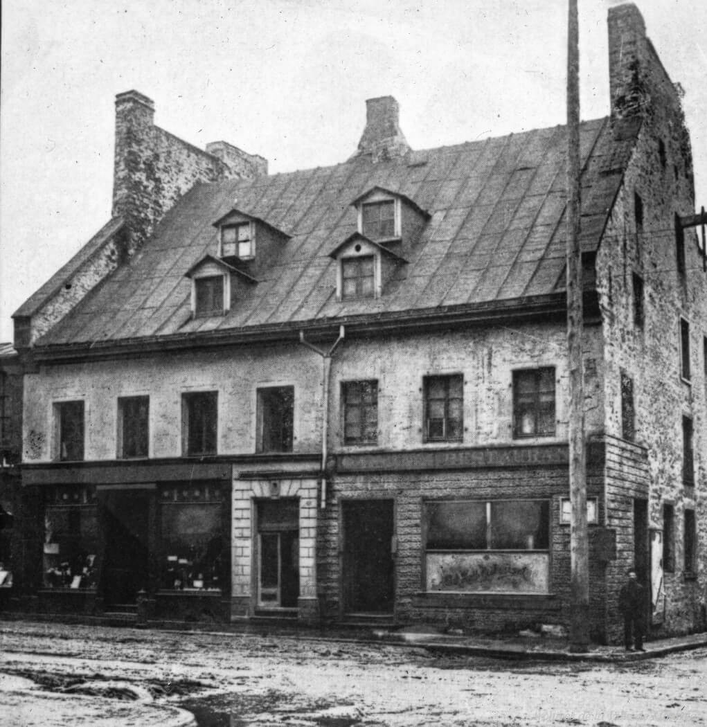 1920-Photographie de la maison Forretier, située au coin des rues Notre-Dame et Saint-Pierre. Érigée en 1767, la maison Forretier a été la résidence du général Montgomery en 1775-1776.