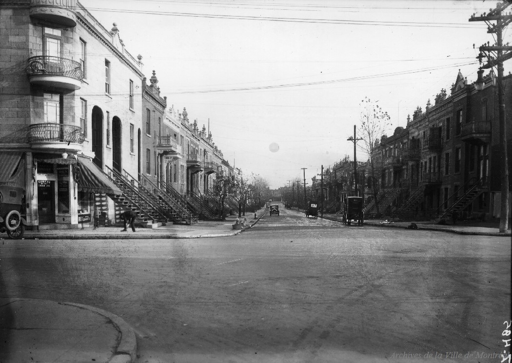 1920 - Photographie de l'intersection des rues Saint-Urbain et Saint-Viateur.