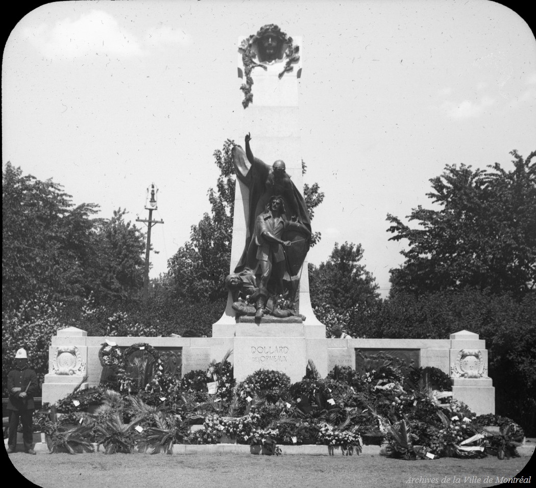 1920 - Photographie du monument Dollard des Ormeaux au parc La Fontaine lors du dévoilement en 1920.