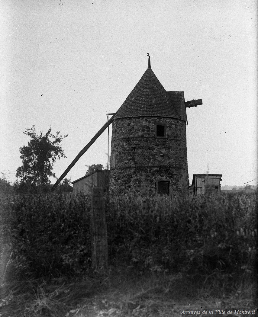 1920 - Photographie d'un moulin à vent à Repentigny.