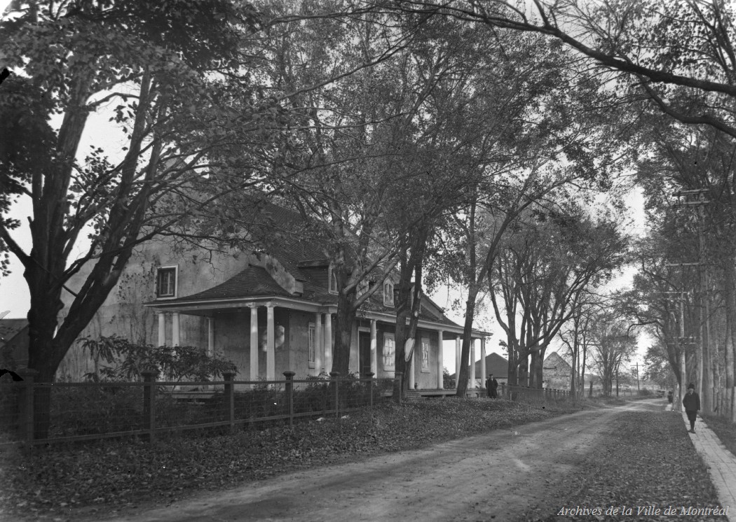 1920 - Photographie d'une maison et des bâtiments adjacents à Lachine, sur le bord du chemin Lasalle, l'automne.