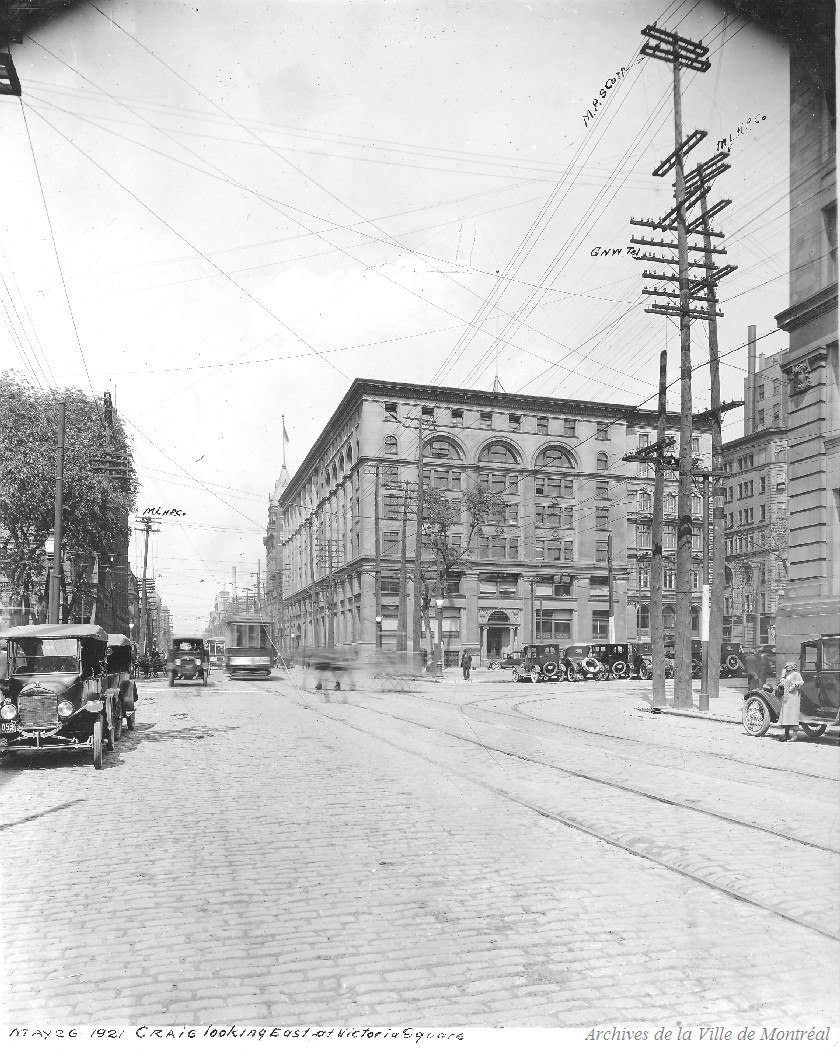 1921 - Photographie de la rue Craig (aujourd'hui la rue Saint-Antoine) en direction est, vers le Square Victoria.