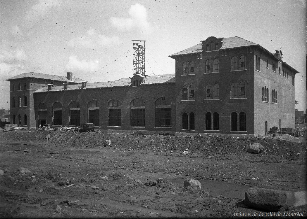 1922 - Façade ouest de la nouvelle station de pompage en construction.