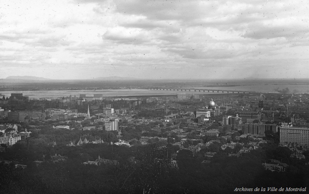 1922 - Photographie de Montréal prise à partir du mont Royal en direction du pont Victoria.