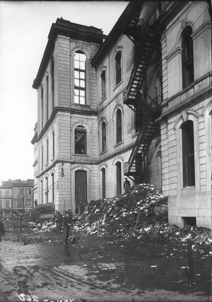 1922 - Photographie montrant des employés municipaux occupés à déblayer et nettoyer l'arrière de l'hôtel de ville, après l'incendie du 3 mars 1922.