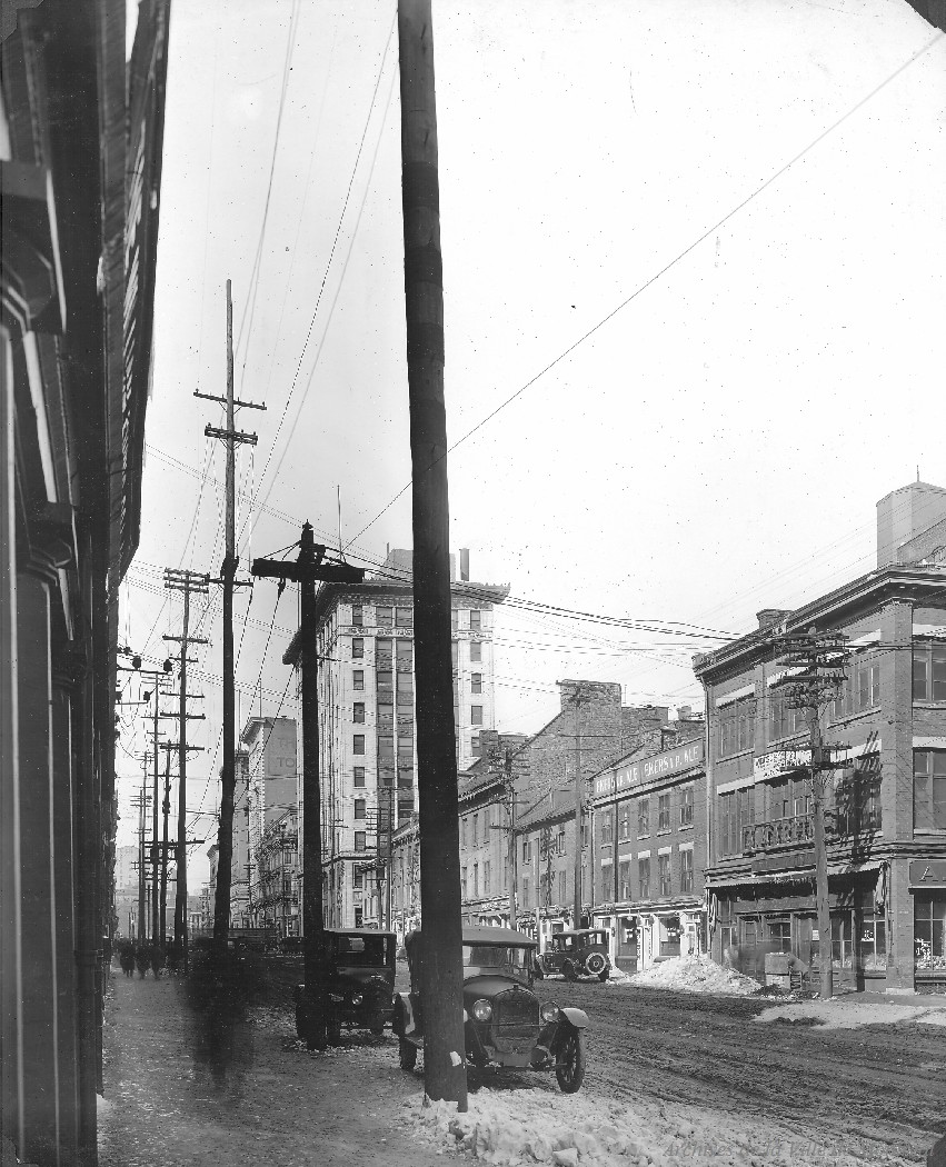 1924 - Photographie de la rue McGill dans le Vieux-Montréal, en direction nord, avant l'enfouissement des fils électriques.