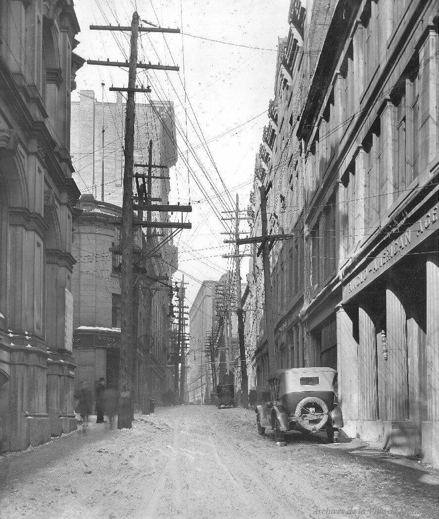 1924 - Photographie de la rue Saint-François-Xavier dans le Vieux-Montréal, avant l'enfouissement des fils électriques.