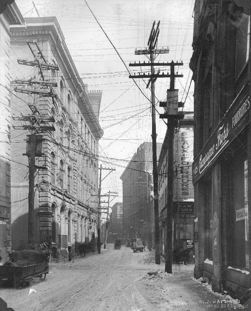 1924 - Photographie de la rue Saint-Paul vers l'est avant l'enfouissement des fils électriques.