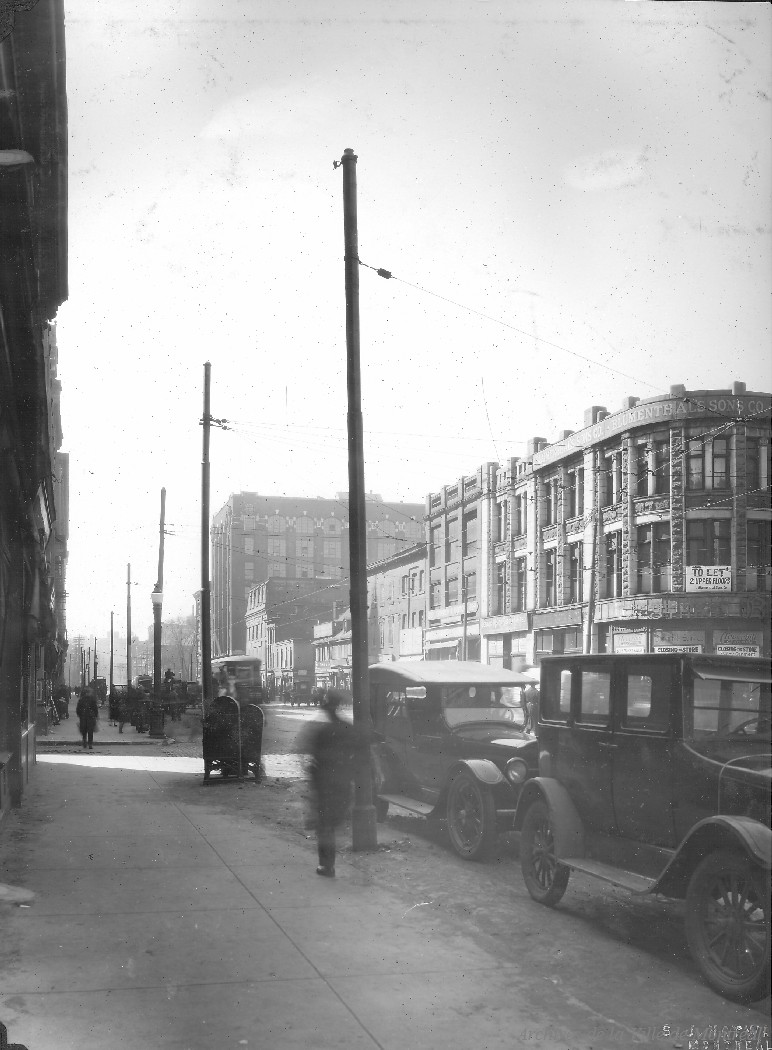 1925 - Photographie de la rue Craig (aujourd'hui la rue Saint-Antoine) prise vers l'ouest après l'enfouissement des fils électriques.