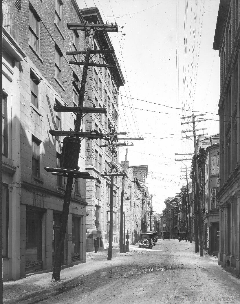 1925 - Photographie de la rue Saint-Paul, à l'angle de la rue Saint-Gabriel avant l'enfouissement des fils électriques.
