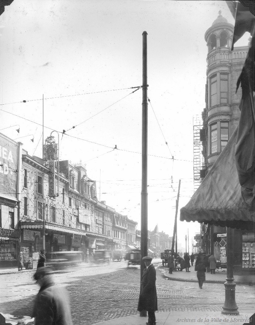1925 - Photographie du boulevard Saint-Laurent vers le sud, au coin de la rue Sainte-Catherine, après l'enfouissement des fils électriques.
