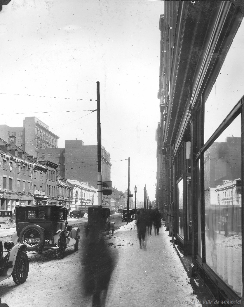 1926 - Photographie de la rue Craig (aujourd'hui la rue Saint-Antoine) vers l'est après l'enfouissement des fils électriques