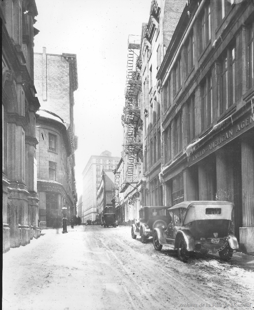 1926 - Photographie de la rue Saint-François-Xavier dans le Vieux-Montréal prise au sud de la rue Saint-Sacrement, en direction nord, après l'enfouissement des fils électriques.