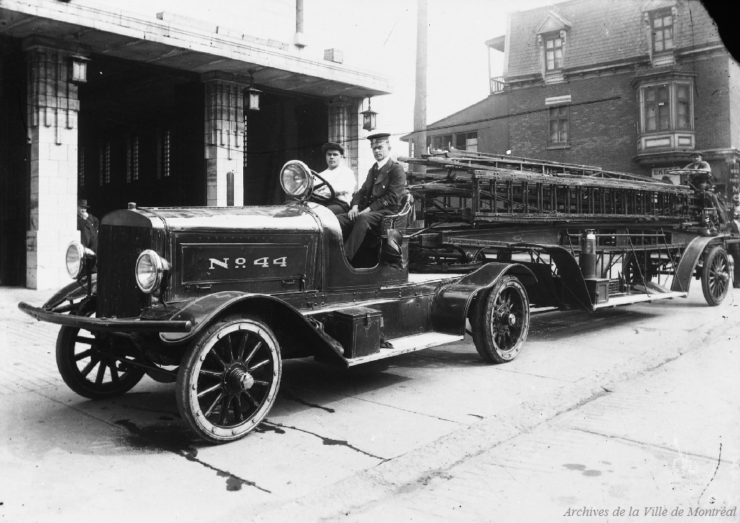 1926 - Photographie de l'échelle aérienne no. 44 devant une caserne de pompiers.