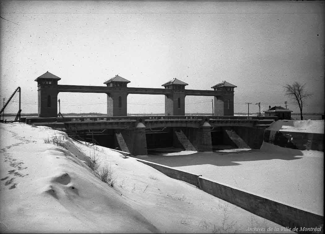 Old Photographs of the construction of the Lasalle Bridge