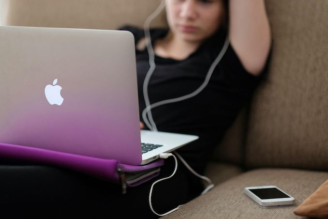 Woman sitting on sofa with MacBook Air photo – Free Learning Image on Unsplash