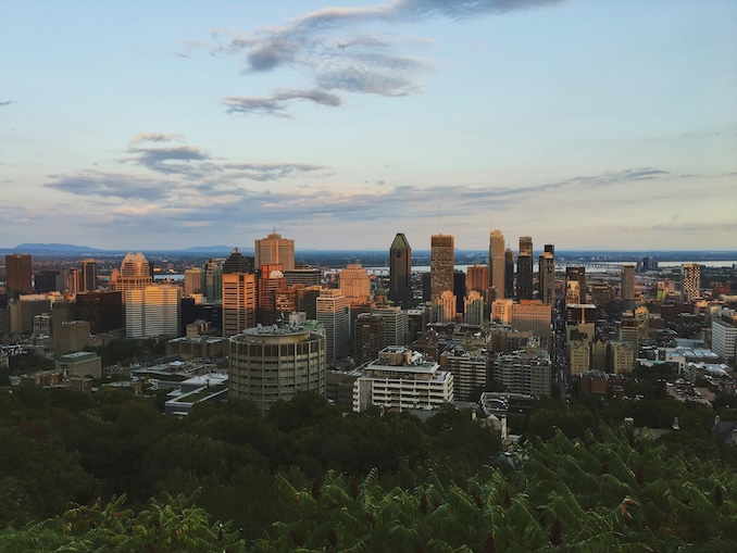 Montréal skyline photo at sunset.