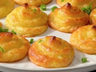 Recipe for Cheesy Garlic Duchess Potatoes