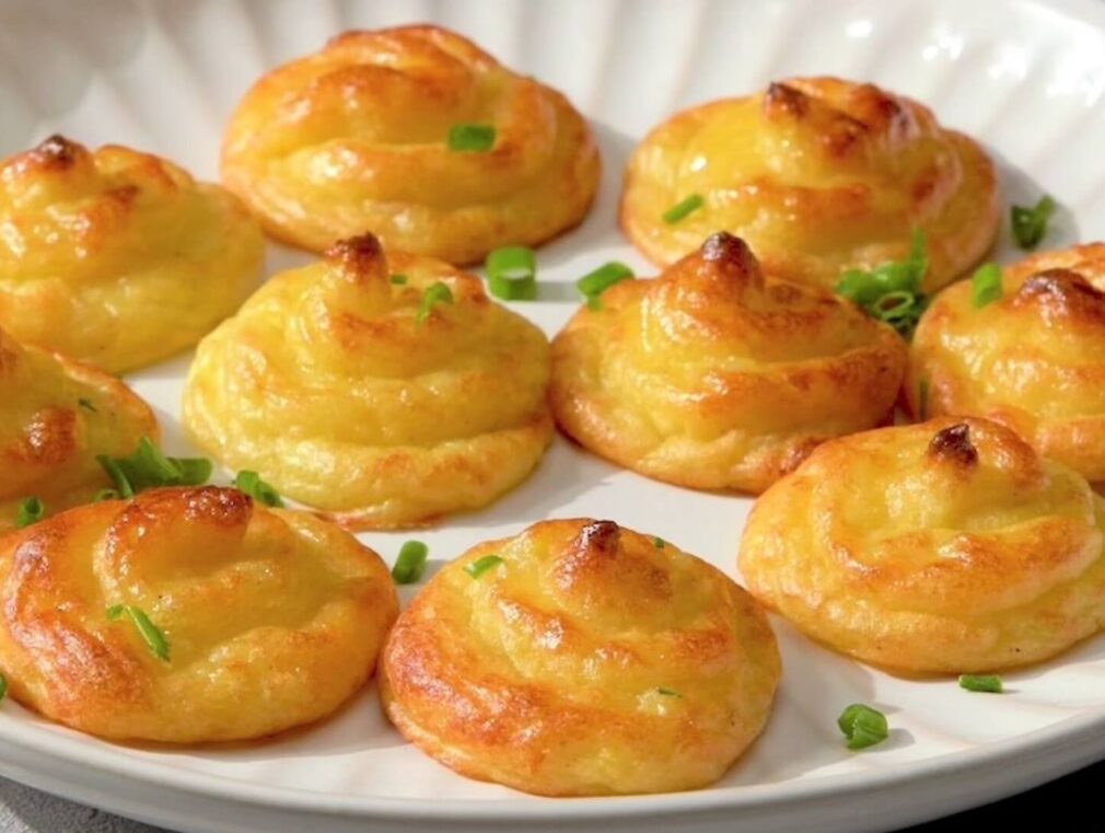 Recipe for Cheesy Garlic Duchess Potatoes